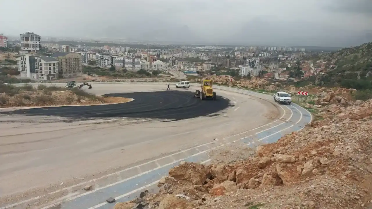 kepezde-siddetli-yagmurun-bozdugu-yollar-yenilendi