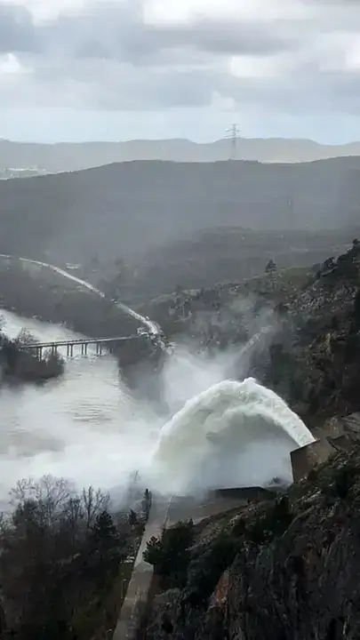 manavgat-irmaginda-taskin-alarmi-2-barajin-kapaklari-acildi-kritik-uyari-geldi