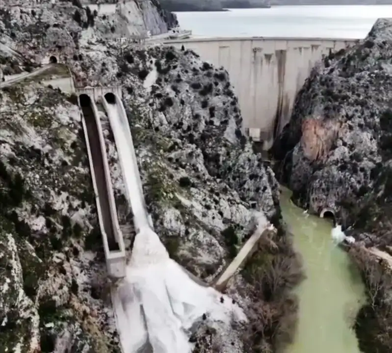 manavgat-irmaginda-taskin-alarmi-2-barajin-kapaklari-acildi-kritik-uyari-geldi