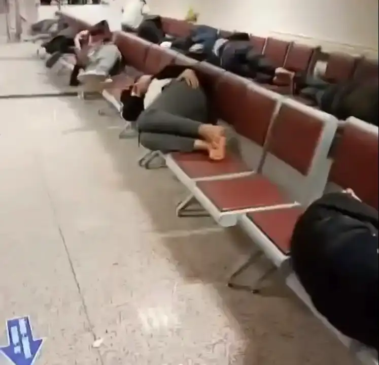 antalyada-acil-servis-bekleme-alanindaki-goruntuler-gundem-oldu