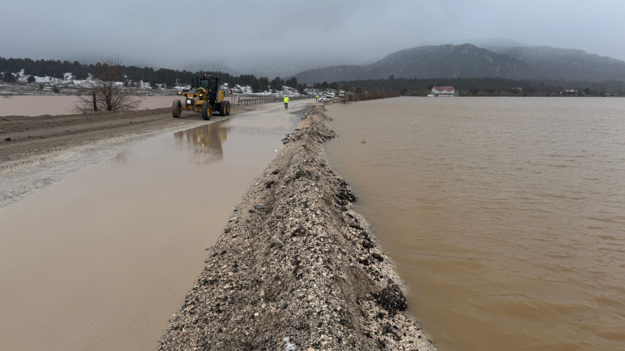 fethiye-antalya-yolunda-baraj-tasti-ulasim-tek-seride-dustu