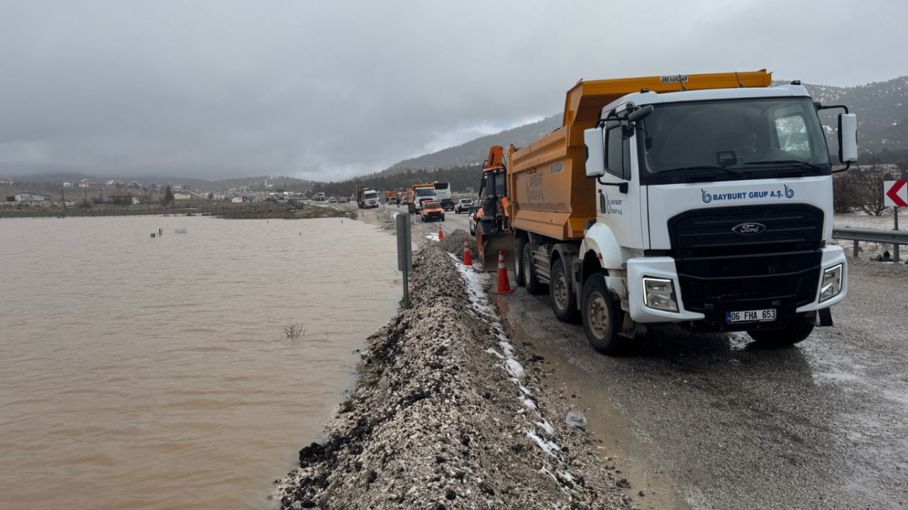 fethiye-antalya-yolunda-baraj-tasti-ulasim-tek-seride-dustu