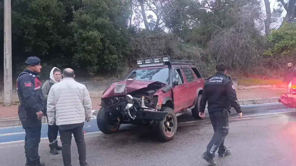 manavgatta-186-promil-alkollu-surucu-palmiye-agacini-ortadan-ikiye-boldu