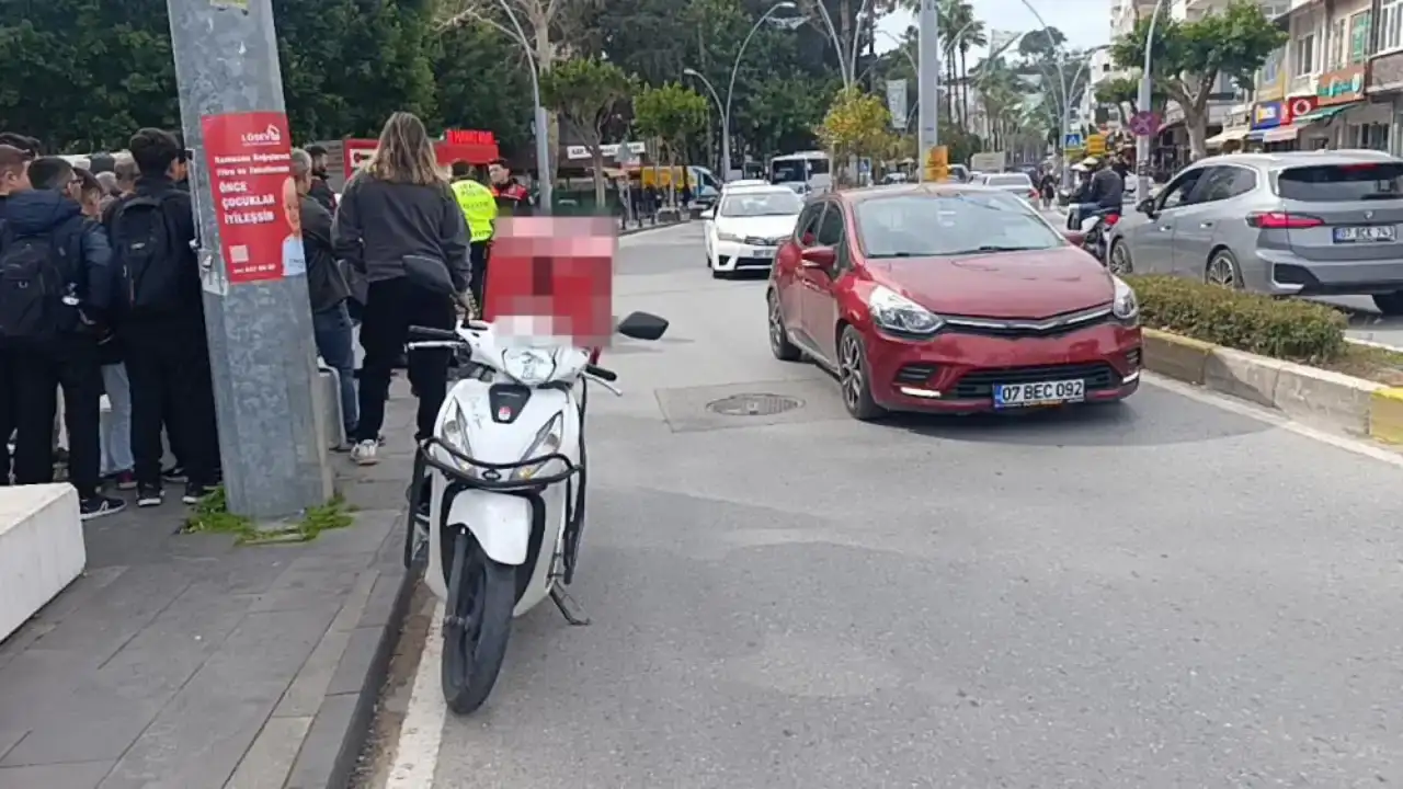 manavgatta-motosikletin-carptigi-yola-savruldu-hastaneye-kaldirildi-3