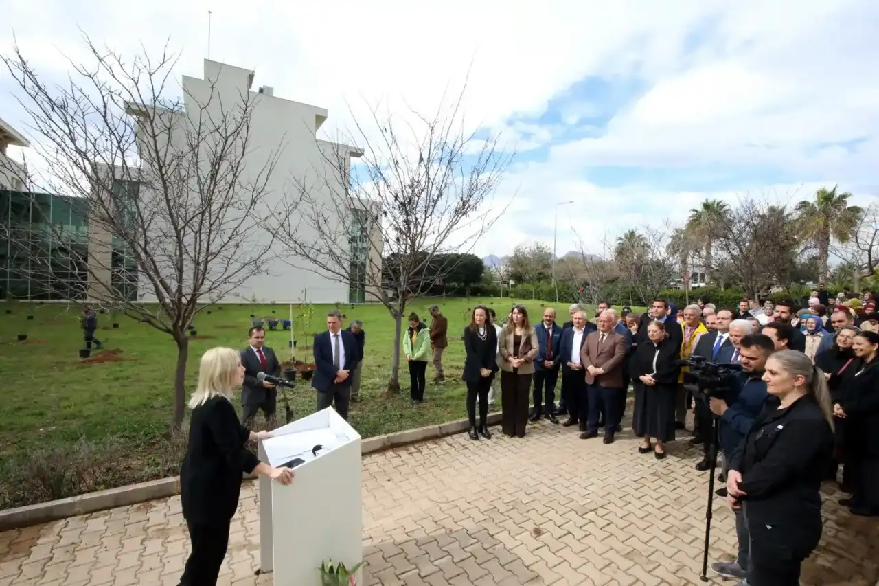 rektor-ozkan-fidanlari-toprakla-bulusturdu