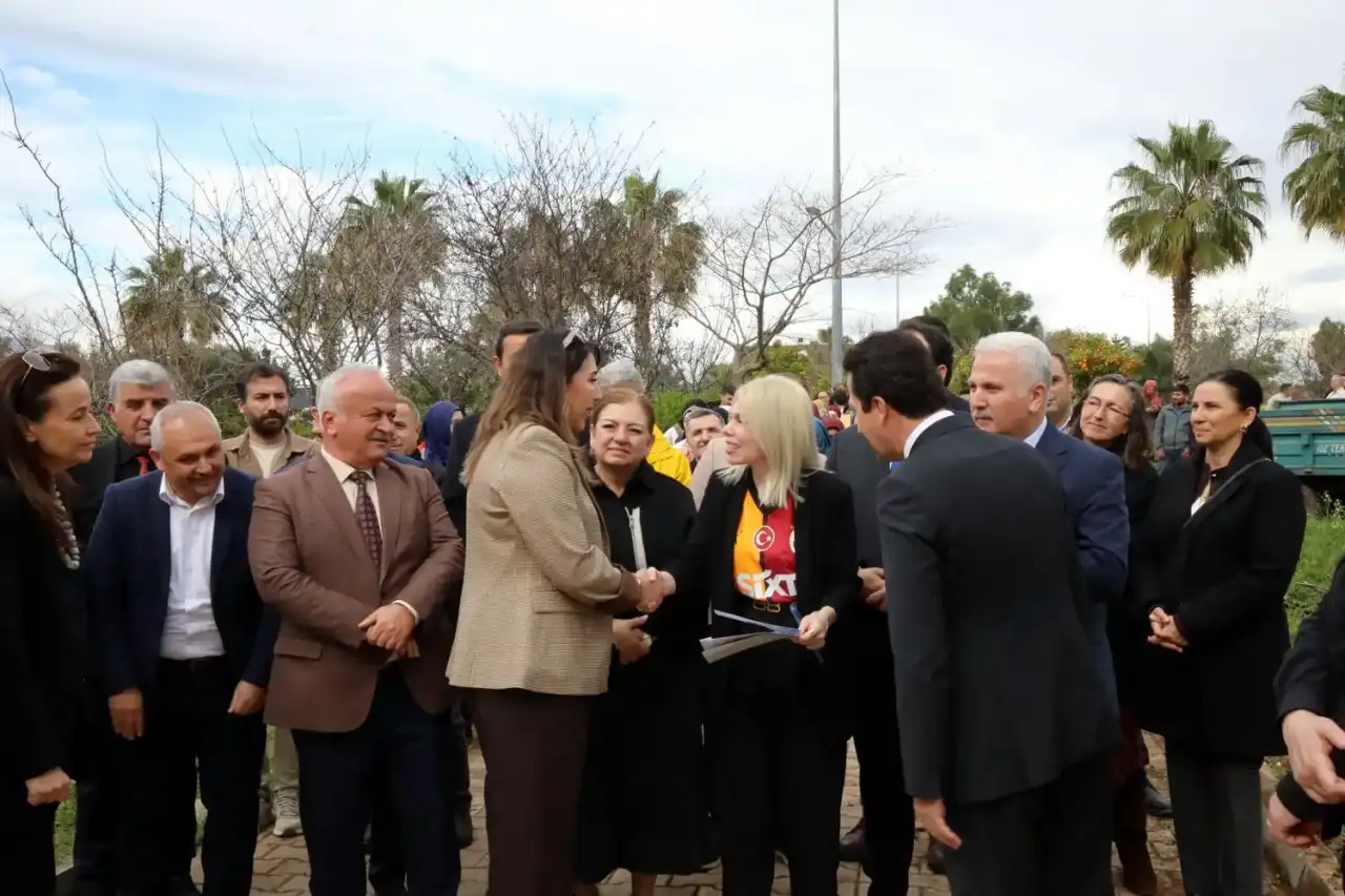 rektor-ozkan-fidanlari-toprakla-bulusturdu