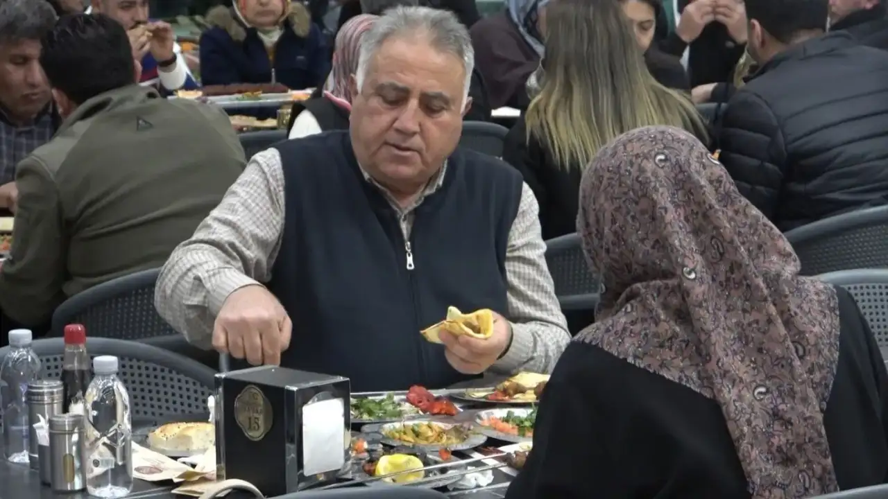 adanada-ilk-iftarin-basrolu-kebap-oldu