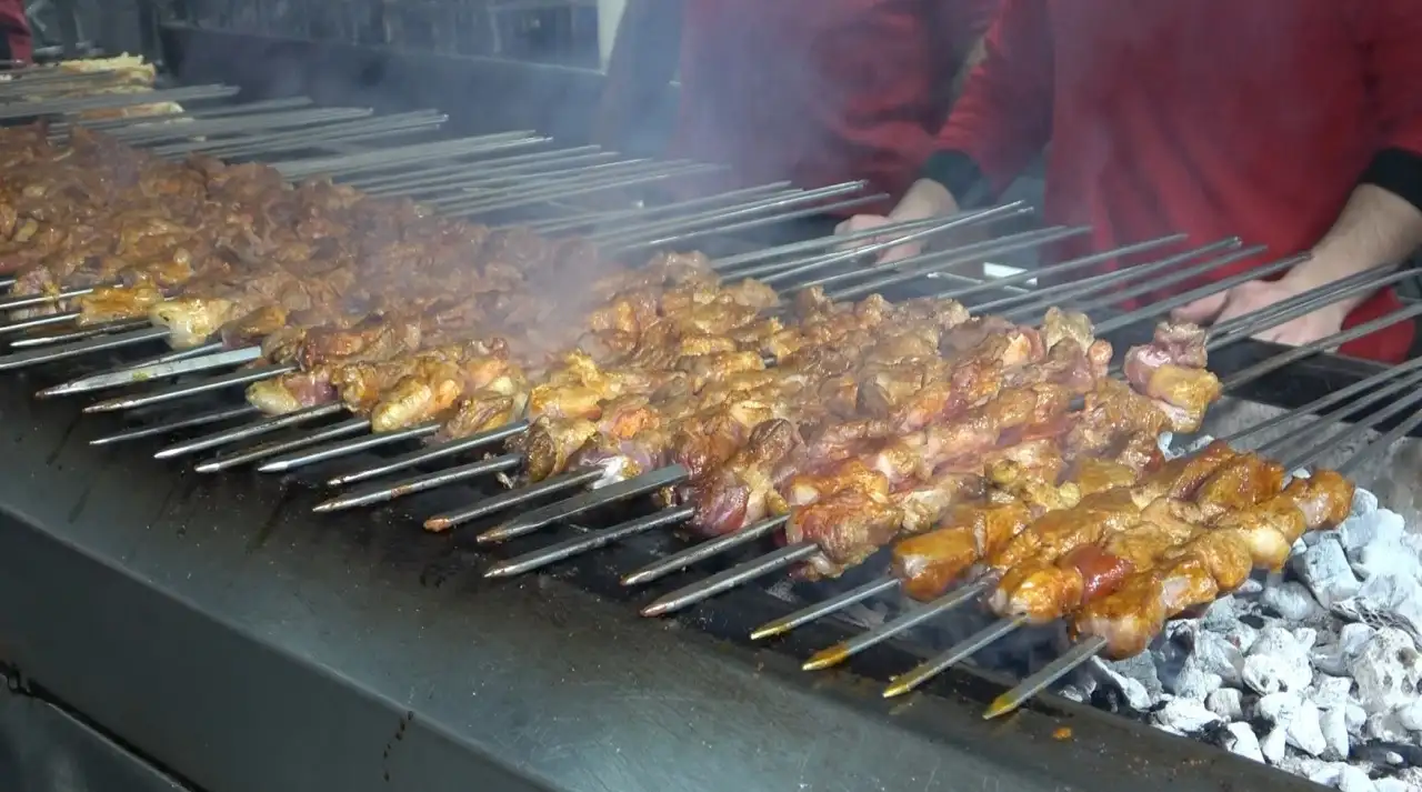 adanada-ilk-iftarin-basrolu-kebap-oldu