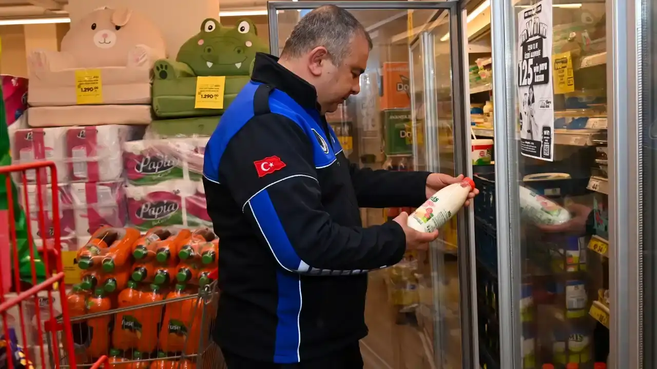 kumlucada-ramazan-ayinin-gelmesiyle-birlikte-gida-guvenligi-calismalari-sikilastirildi-ilce-genelindeki-supermarketler-kapsamli-bir-denetime-tutuldu