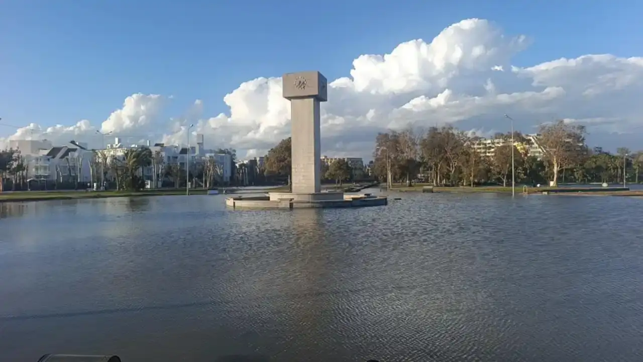 manavgatta-firtina-sonrasi-dev-dalgalar-titreyengolle-denizi-bulusturdu