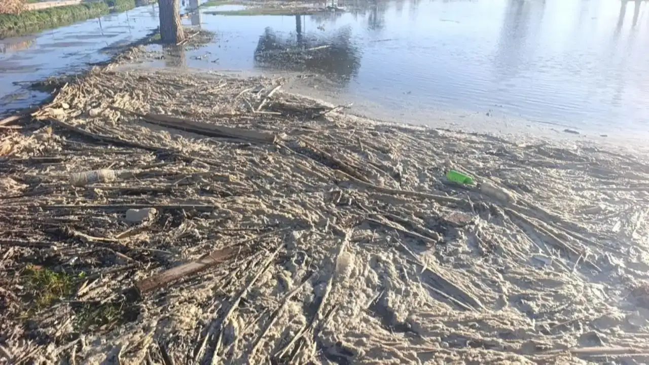 manavgatta-firtina-sonrasi-dev-dalgalar-titreyengolle-denizi-bulusturdu