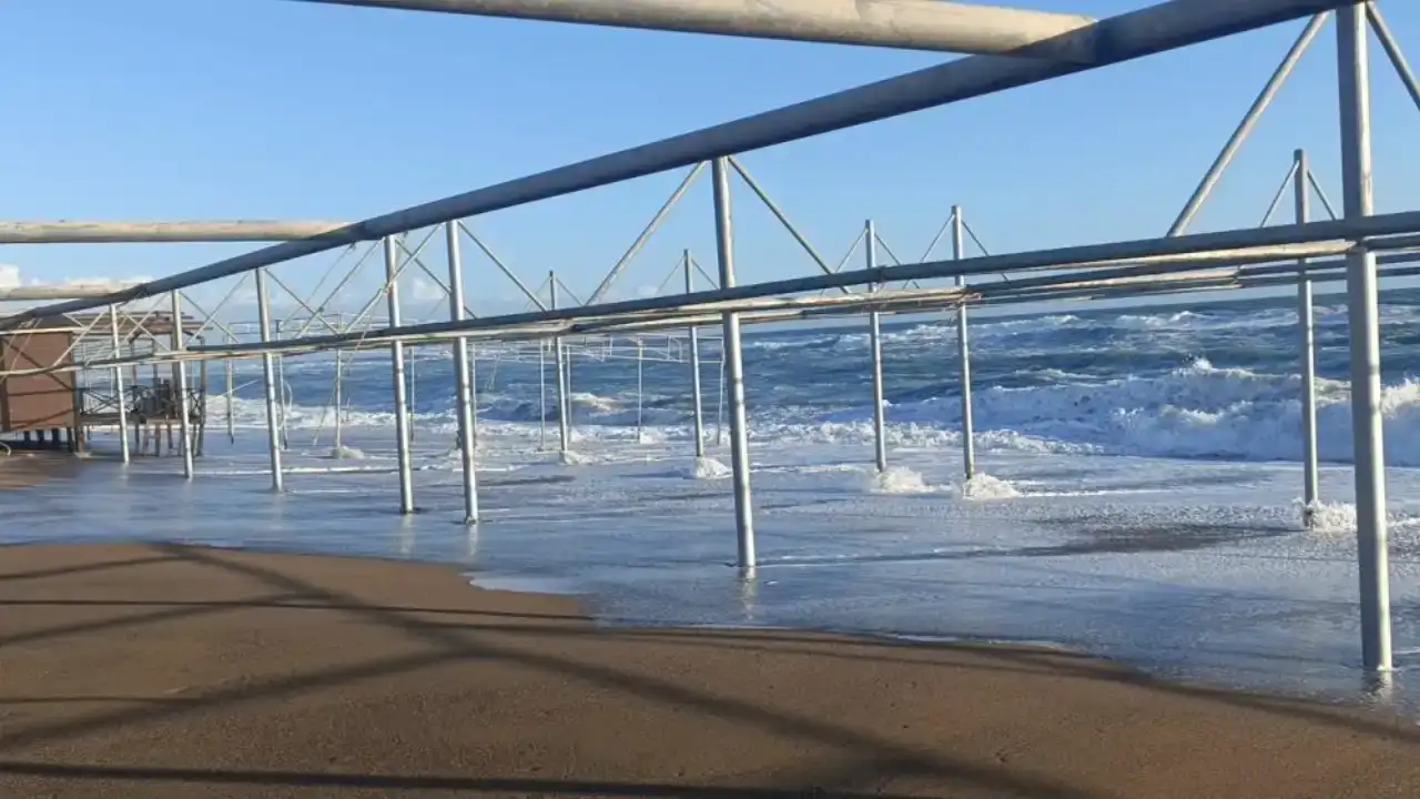 manavgatta-firtina-sonrasi-dev-dalgalar-titreyengolle-denizi-bulusturdu