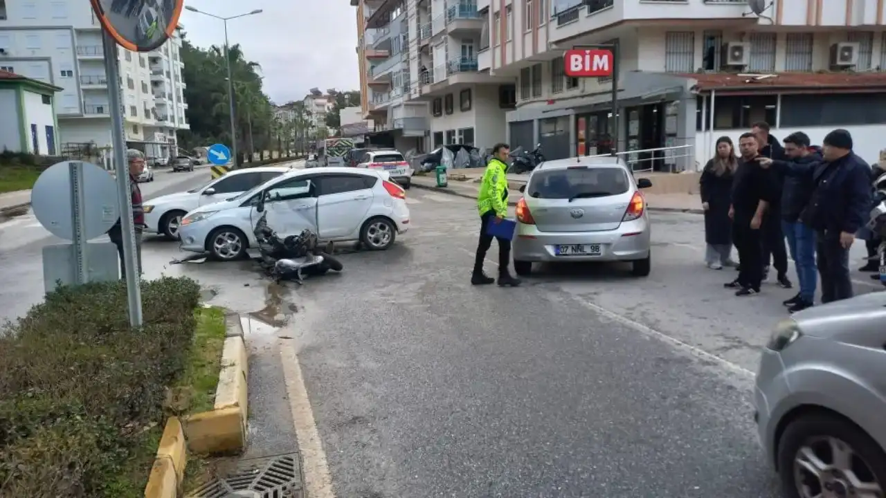 manavgatta-motosiklet-ile-otomobil-carpisti-ehliyetsiz-surucuye-ceza-yagdi