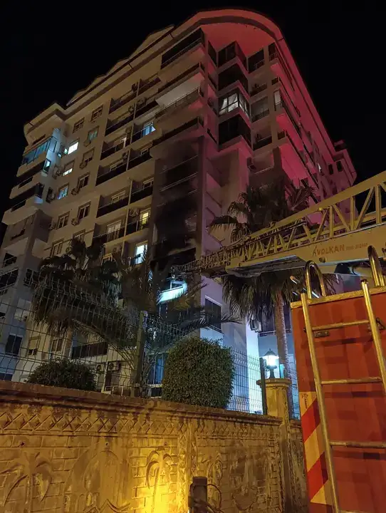 alanyada-korkutan-rezidans-yangini-10-katli-binada-alevler-yukseldi