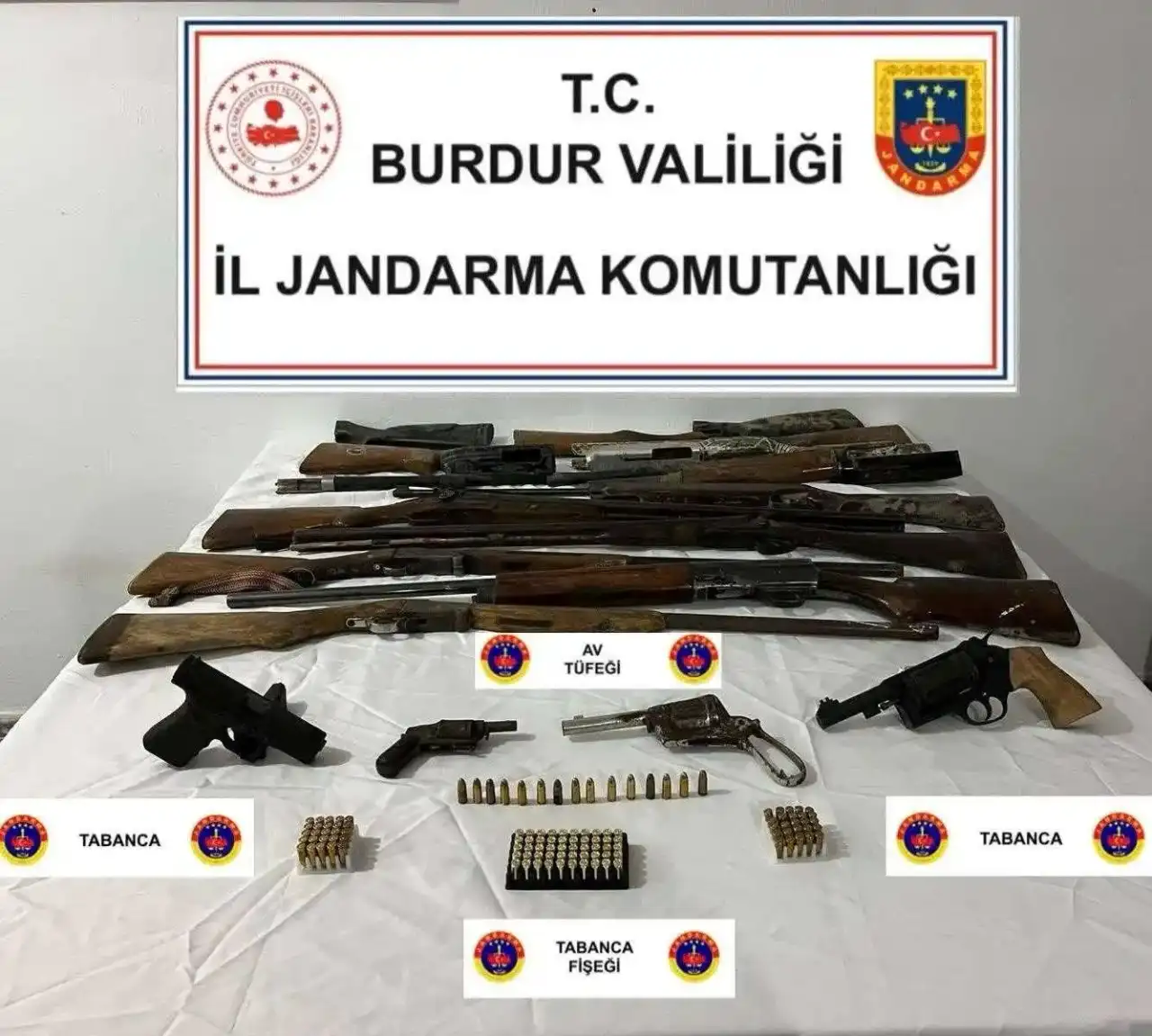 burdurda-kacakcilik-operasyonu-cok-sayida-ruhsatsiz-silah-ele-gecirildi