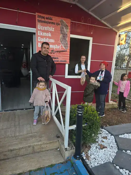 dosemealti-yenikoyde-ramazan-boyunca-ucretsiz-ekmek-dagitiliyor
