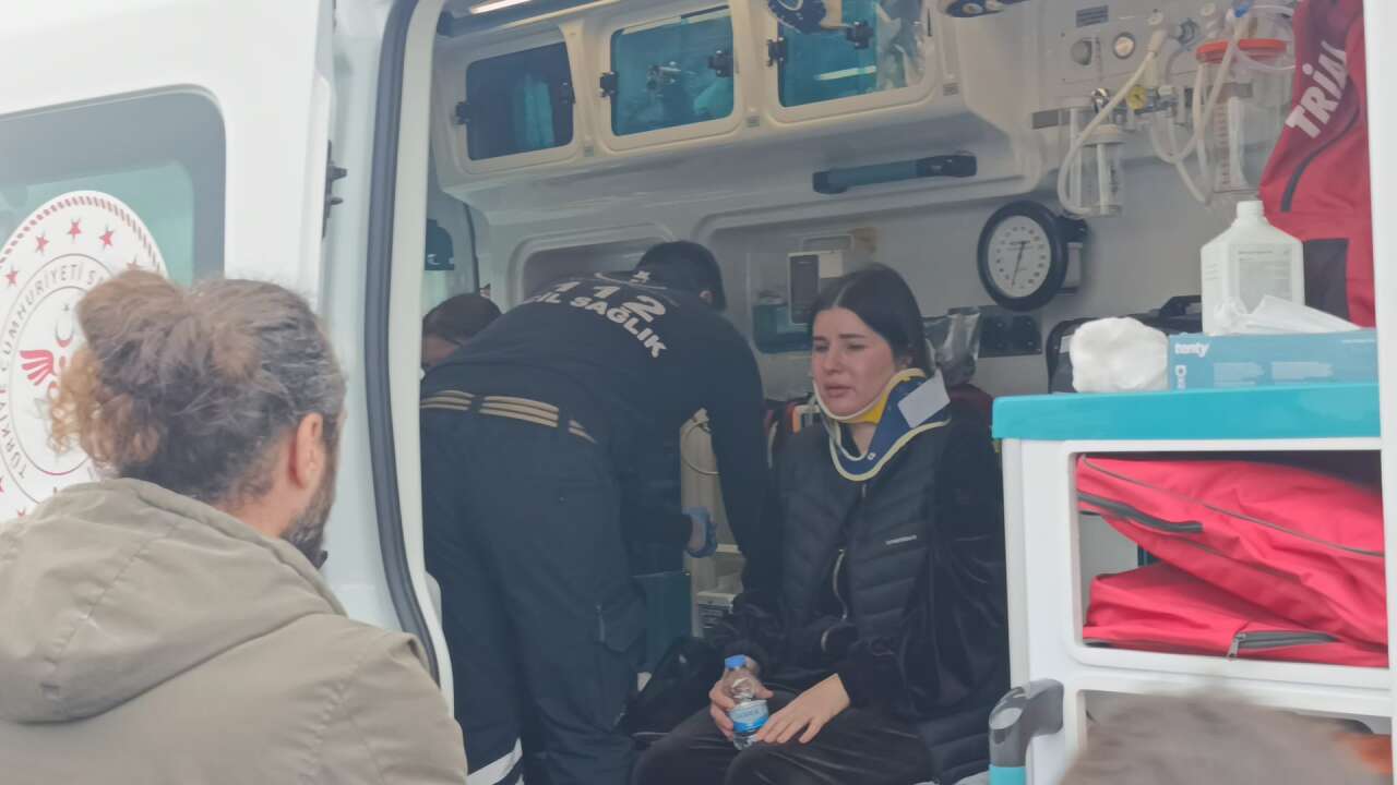 manavgatta-siddetli-carpisma-yolcu-midibusu-devrildi-7-yarali