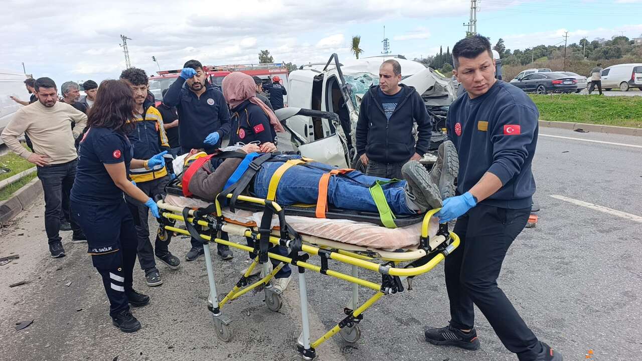 manavgatta-siddetli-carpisma-yolcu-midibusu-devrildi-7-yarali