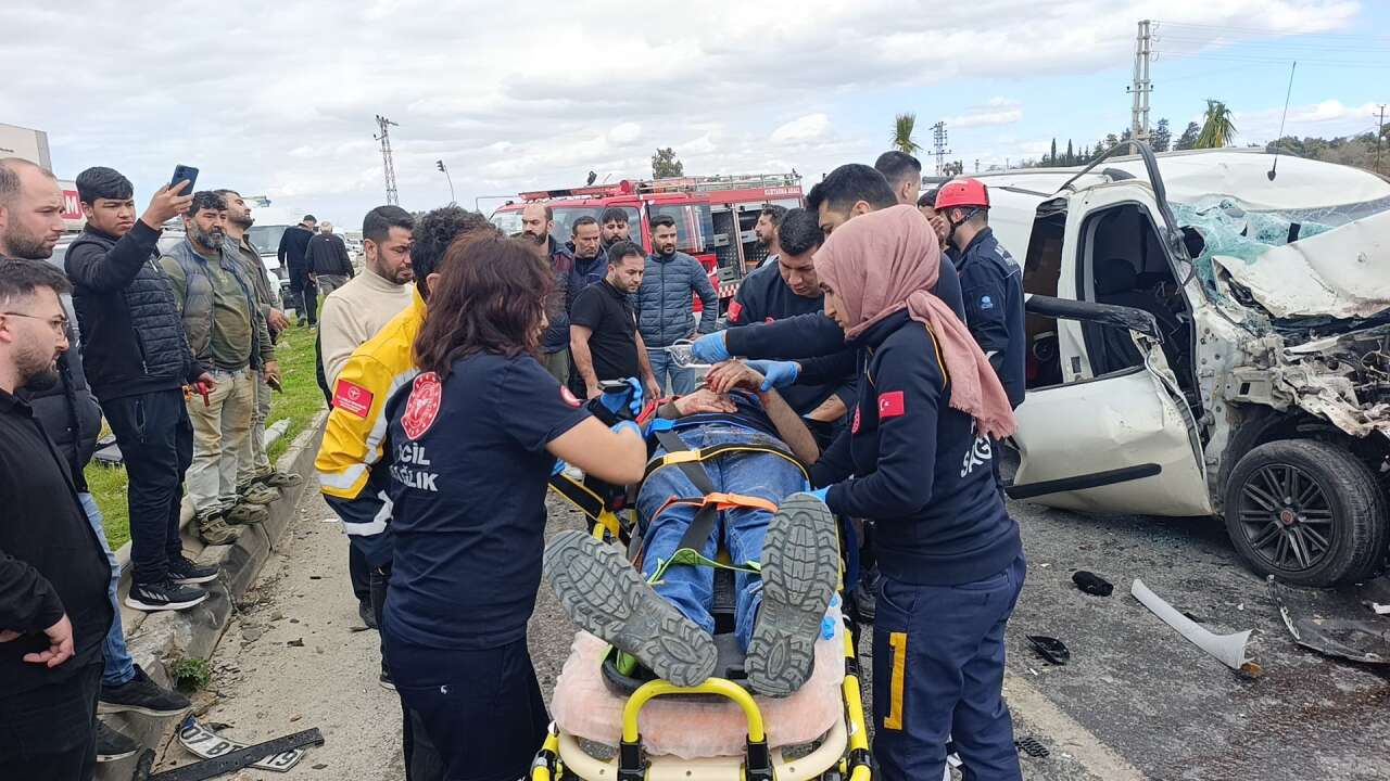 manavgatta-siddetli-carpisma-yolcu-midibusu-devrildi-7-yarali