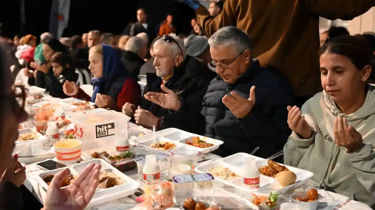 kemerde-ramazan-sofralari-ciralida-kuruldu