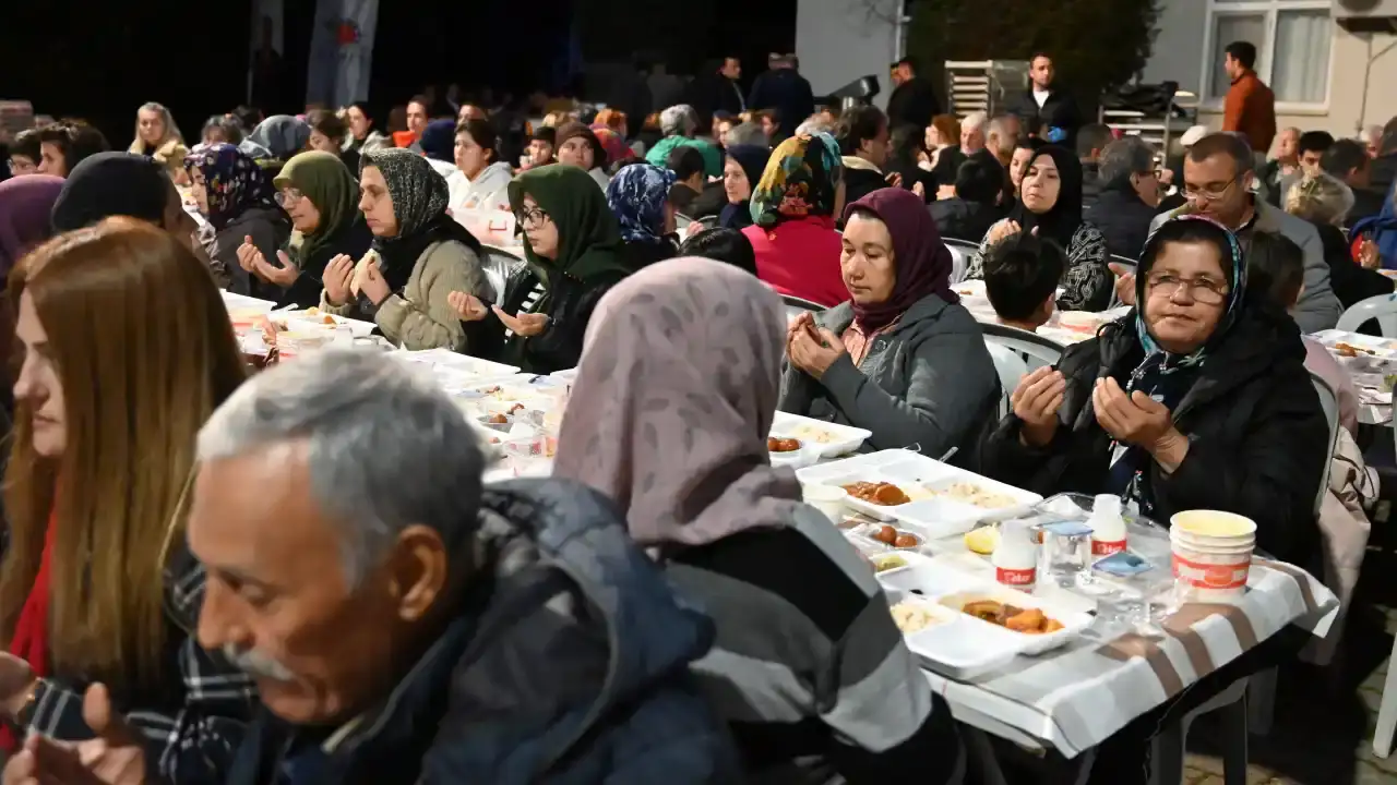 kemerde-ramazan-sofralari-ciralida-kuruldu