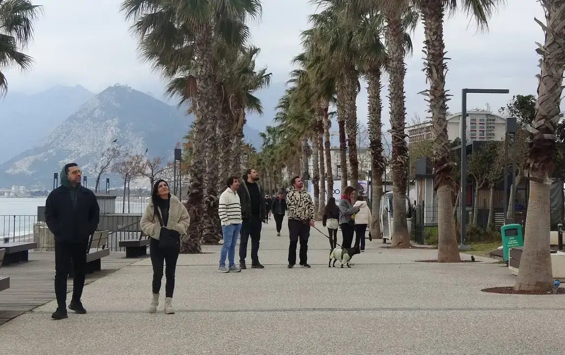 konyaalti-semalarinda-bahar-mujdesi-ilk-leylek-goruldu