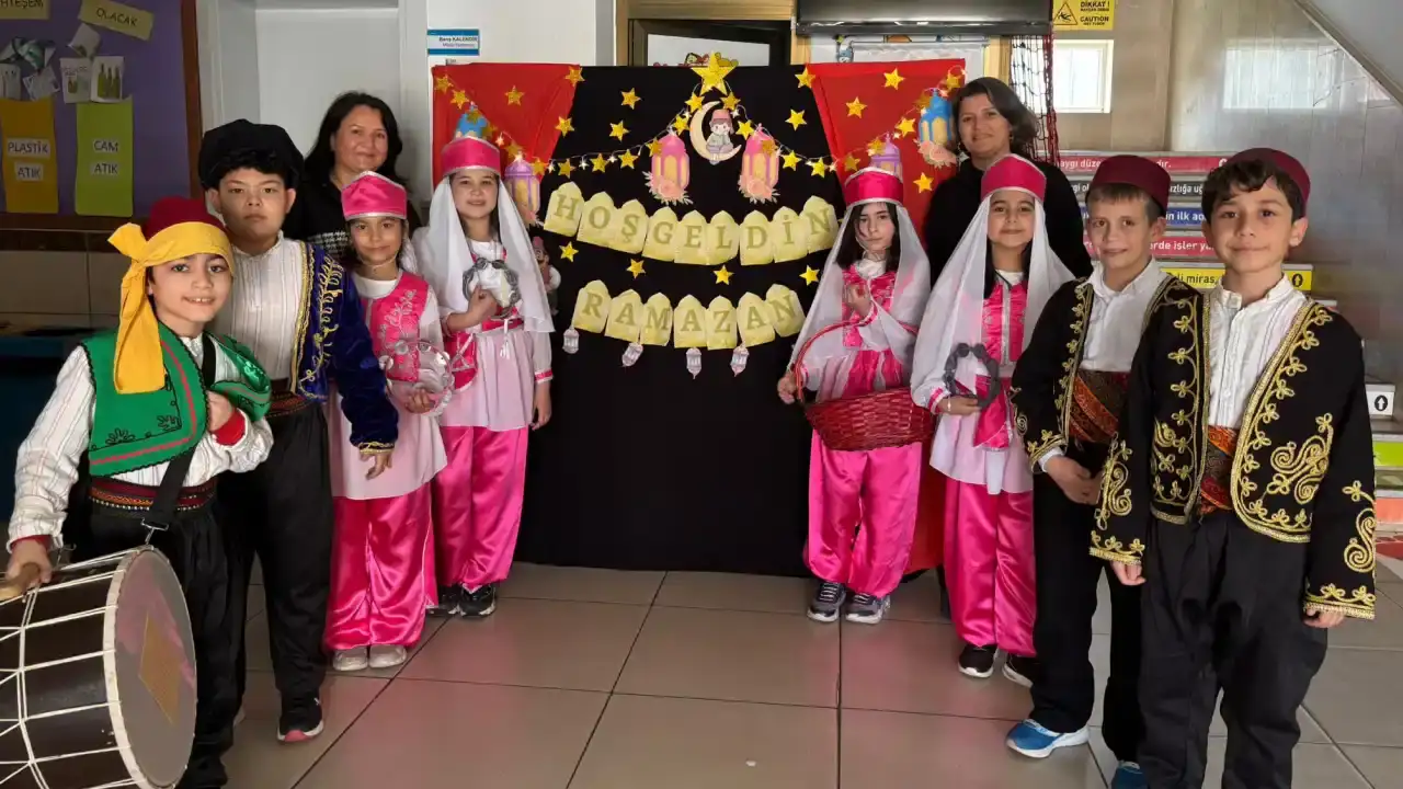 kumlucada-okul-koridorlarinda-ramazan-senligi