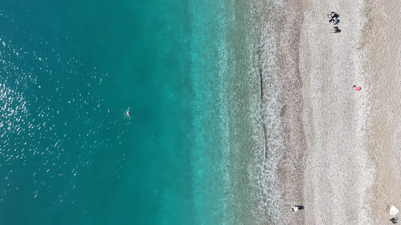 antalyada-pastirma-yazi-deniz-turkuaz-dondu