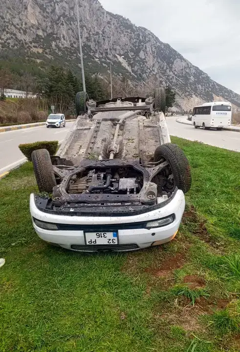 egirdirde-takla-atan-otomobil-refujde-ters-dondu