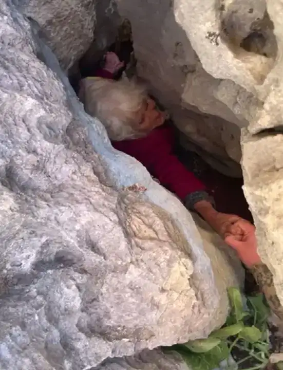 serikte-endiseli-bekleyiste-mutlu-son-yariga-dusen-ayse-nine-kurtarildi