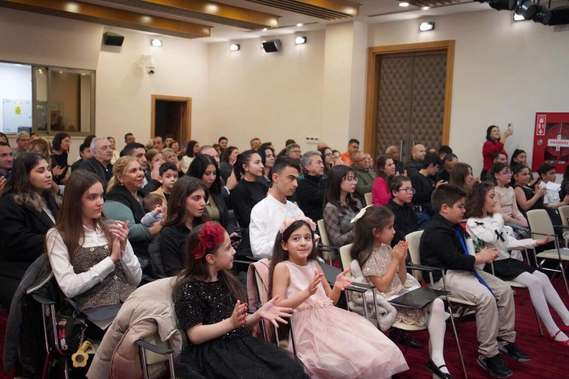 konyaaltinda-piyano-resitali-gelecegin-virtuozleri-sahnede