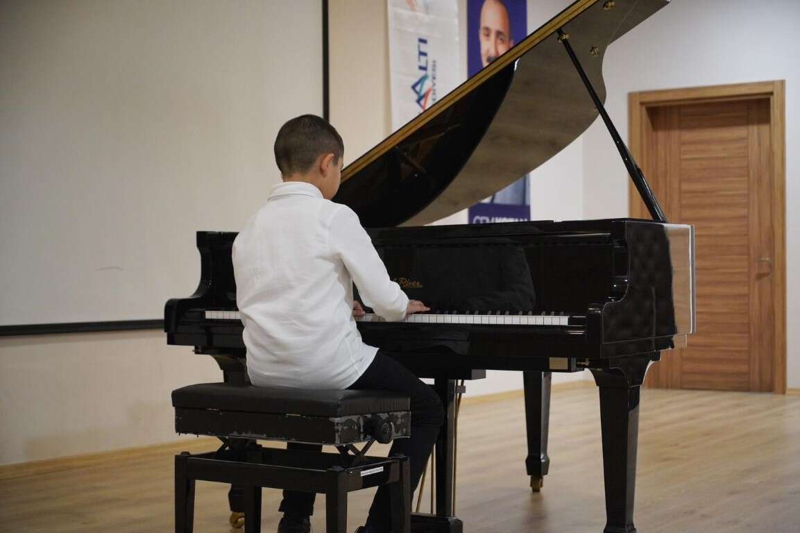 konyaaltinda-piyano-resitali-gelecegin-virtuozleri-sahnede
