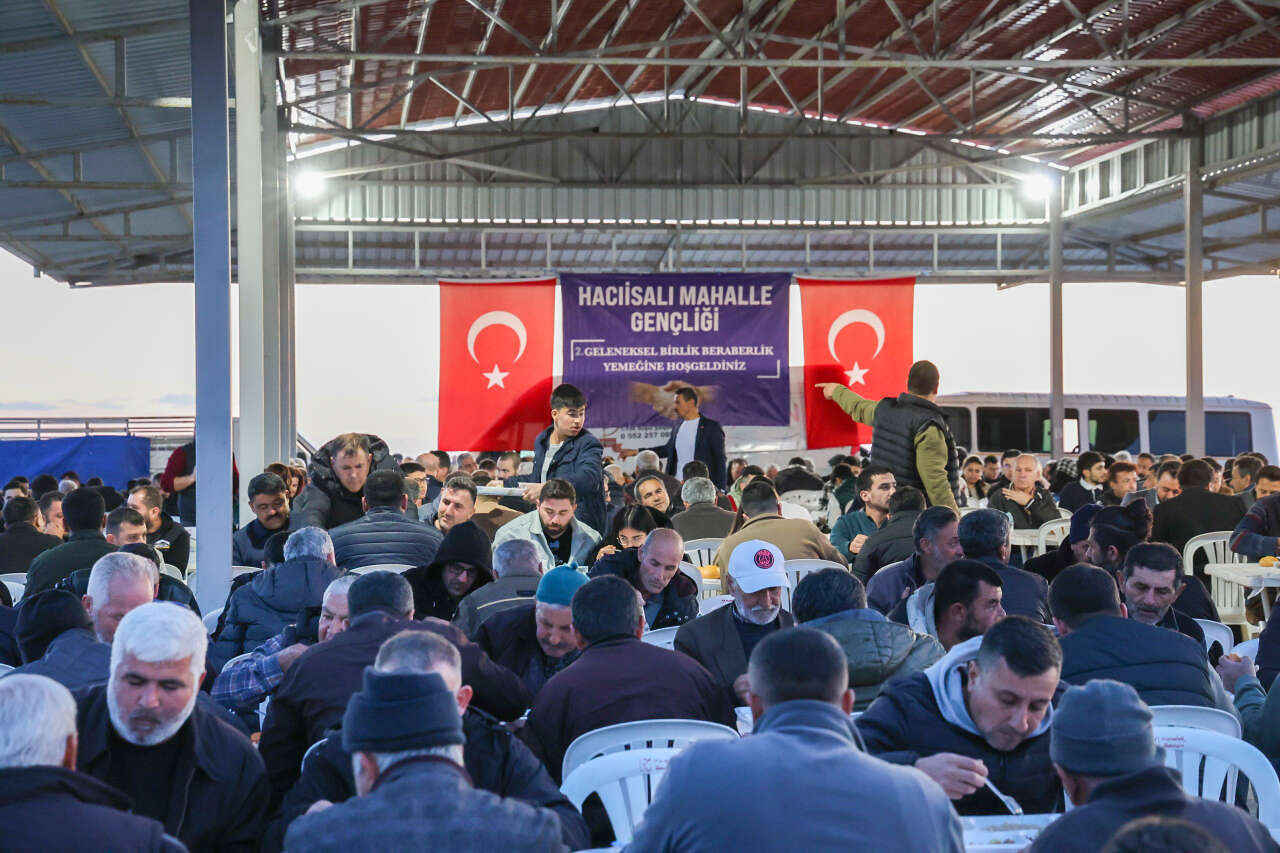 manavgatta-iftar-mesaisi-milletvekilleri-ve-vatandaslar-ayni-sofrada