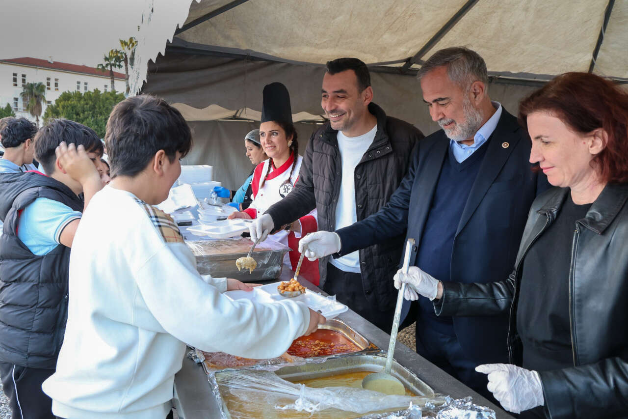 manavgatta-iftar-mesaisi-milletvekilleri-ve-vatandaslar-ayni-sofrada