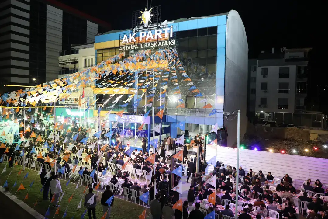 ak-parti-antalyada-genclik-sofrasi-kuruldu