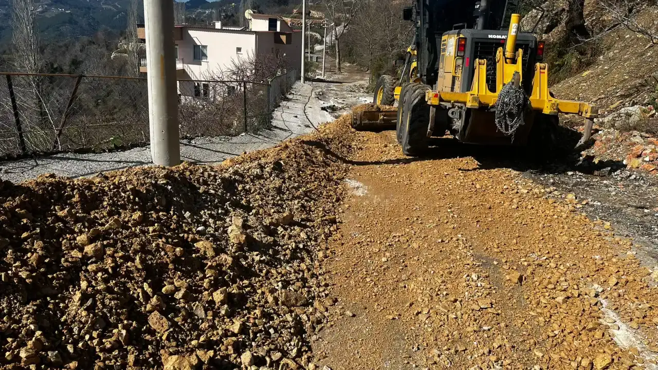 alanya-kirsalinda-yollarindaki-heyelan-hasarlari-onariliyor