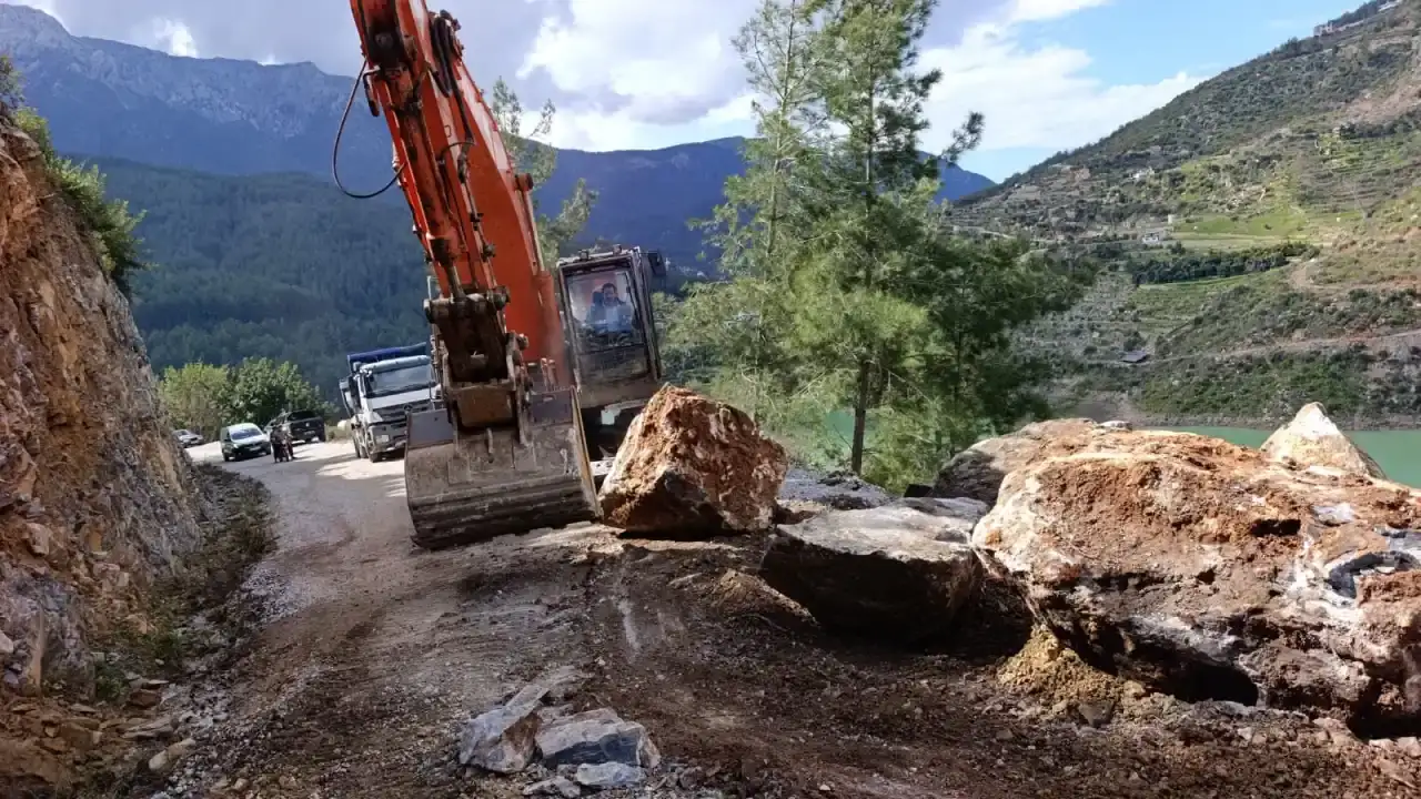 alanya-kirsalinda-yollarindaki-heyelan-hasarlari-onariliyor