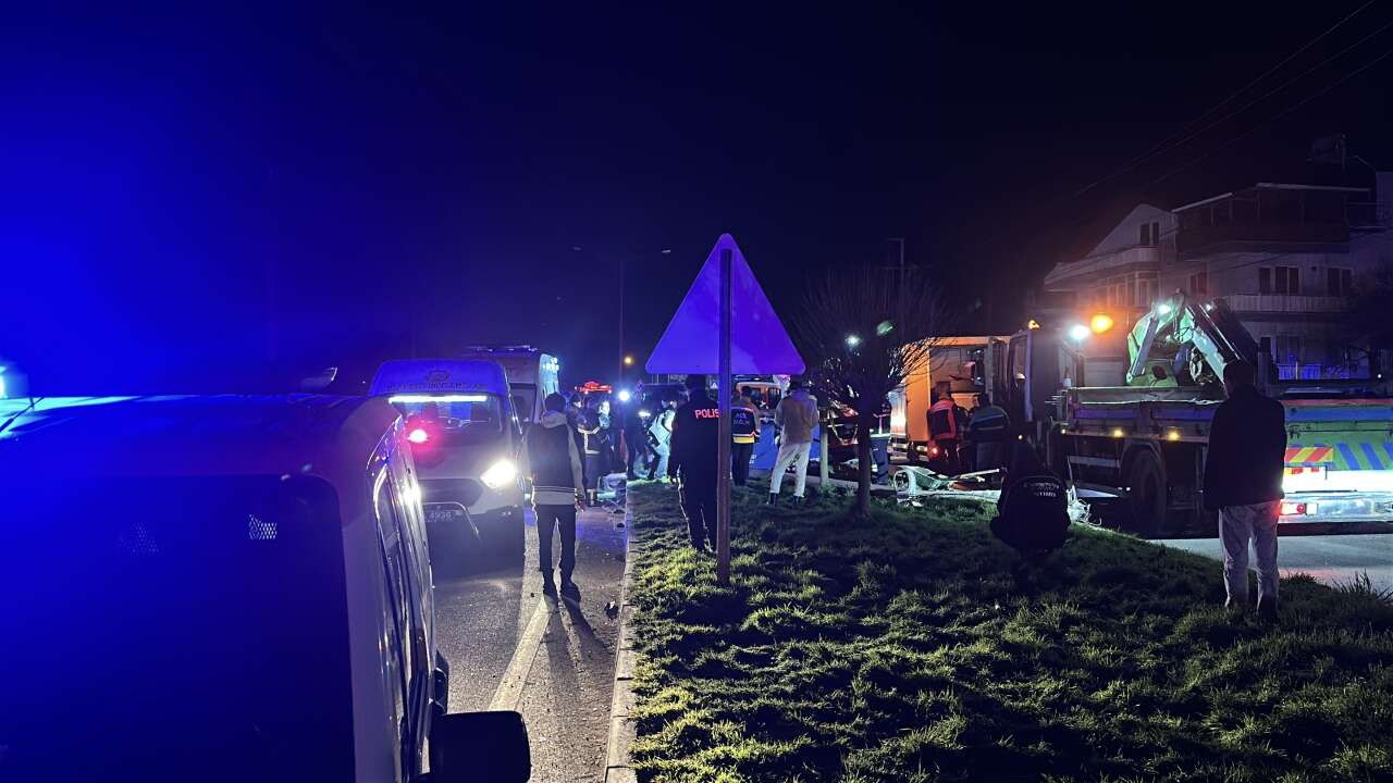 burdurda-feci-kaza-genc-cifti-dugun-arabalari-ayirdi