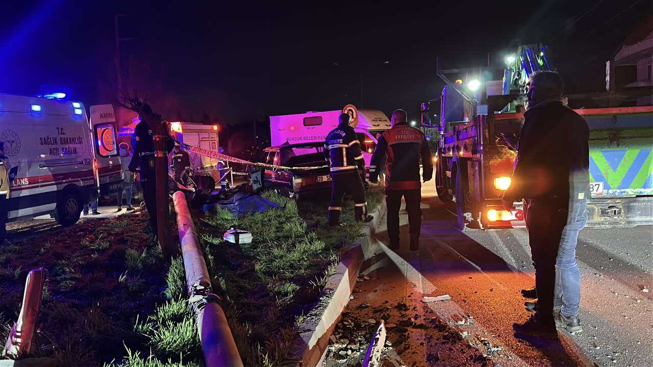 burdurda-feci-kaza-genc-cifti-dugun-arabalari-ayirdi