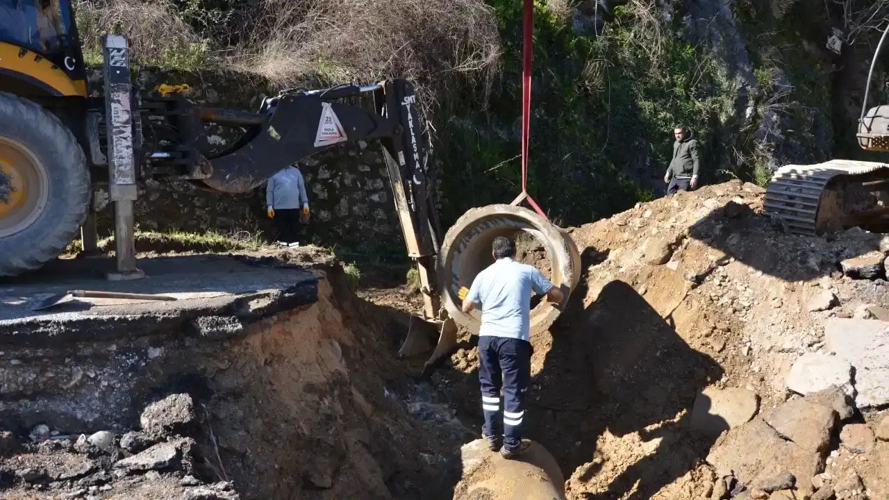 alanyada-yagis-sonrasi-yol-onariliyor