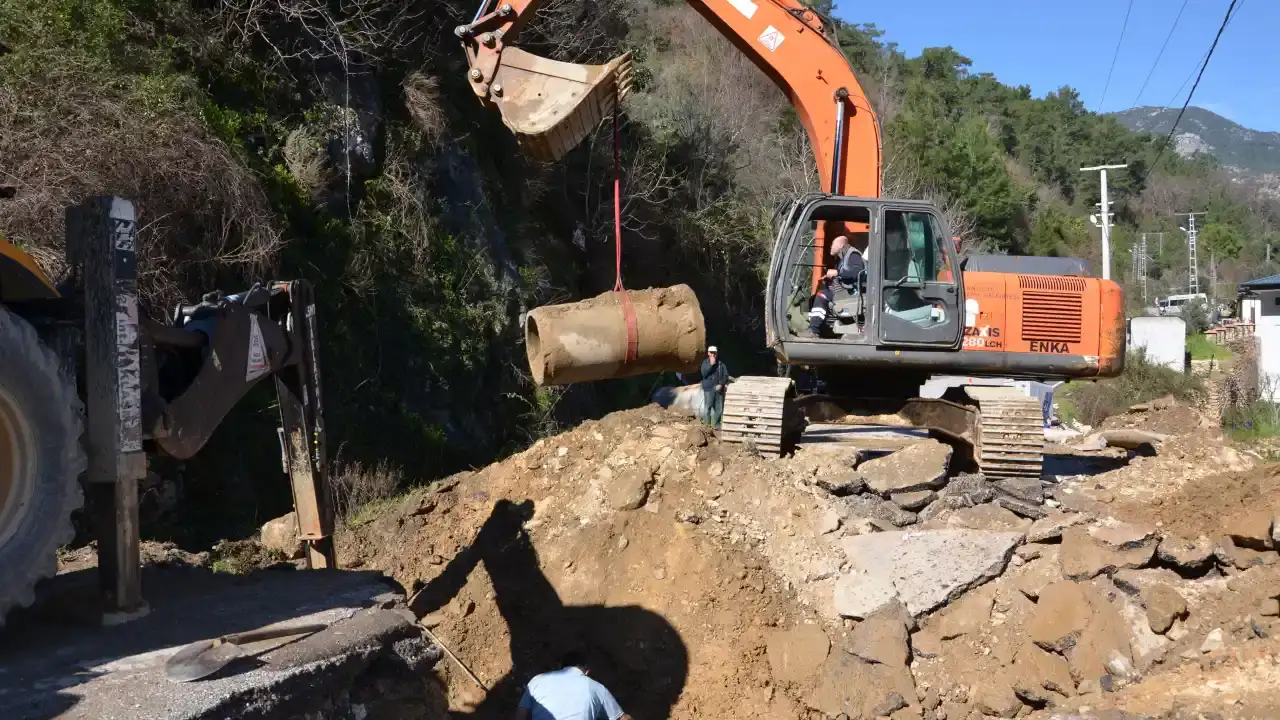 alanyada-yagis-sonrasi-yol-onariliyor