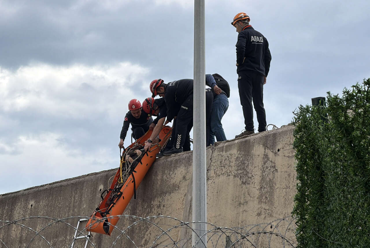 dalgakiranda-dusup-beton-bloklar-arasina-1185566-352226