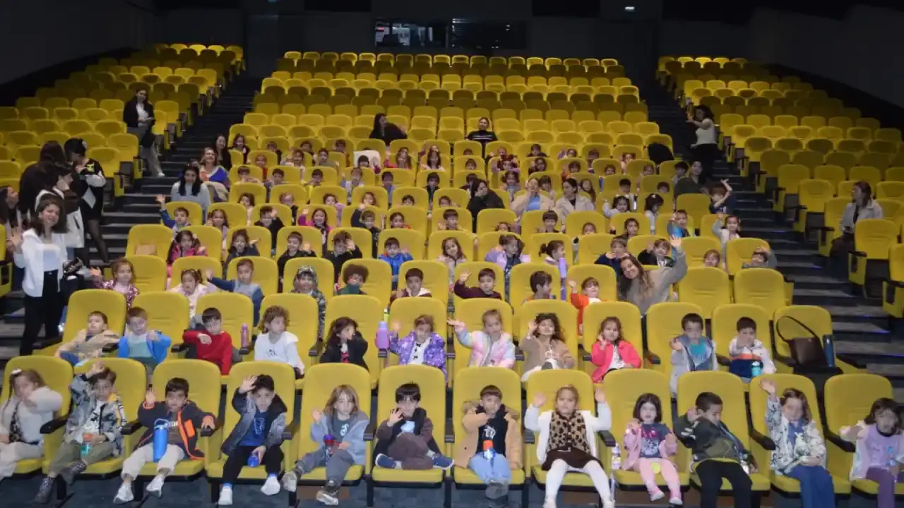 konyaaltinin-minikleri-tiyatroyla-bulustu