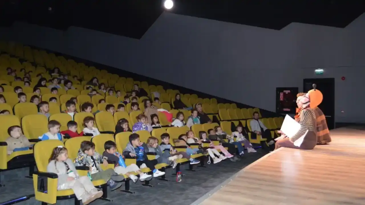 konyaaltinin-minikleri-tiyatroyla-bulustu