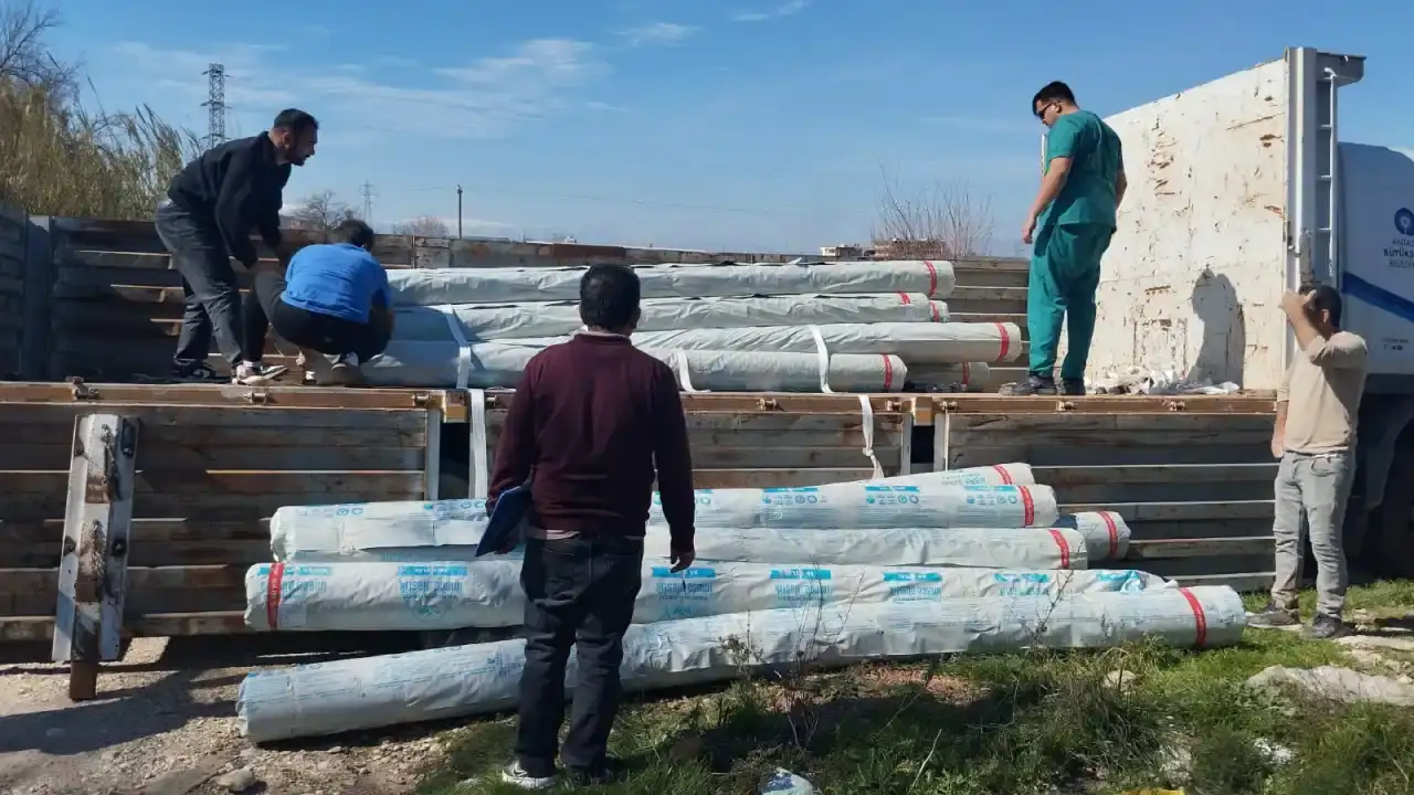 antalyada-afetzede-ureticiye-sera-naylonlari-teslim-edildi