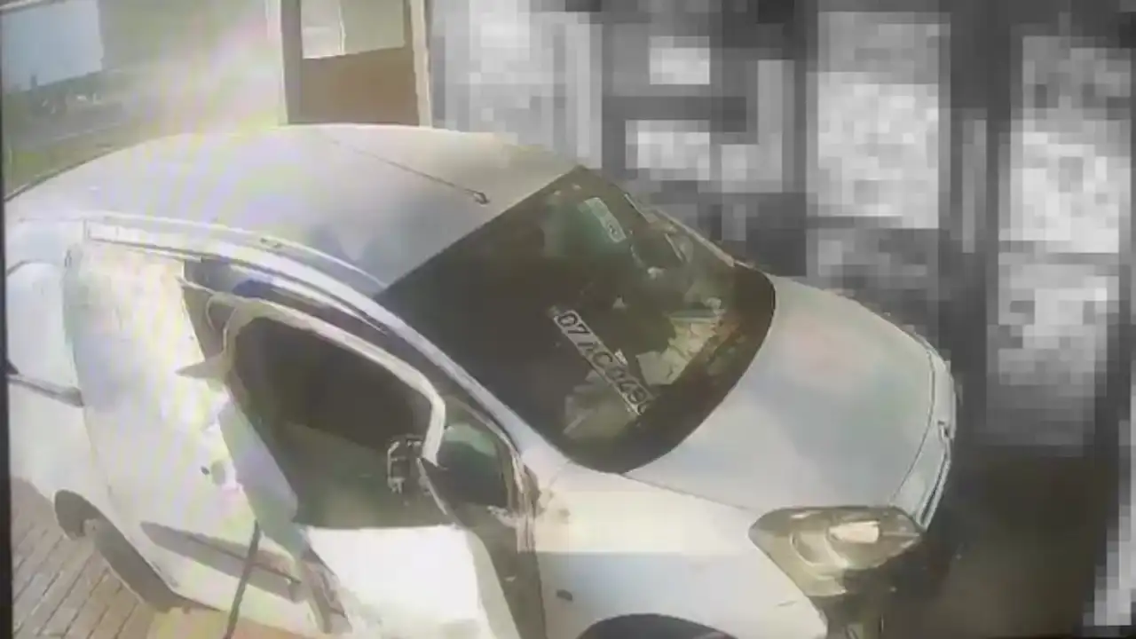 kepezde-facianin-esiginden-donuldu-aracin-altindan-kalmaktan-son-anda-kurtuldu