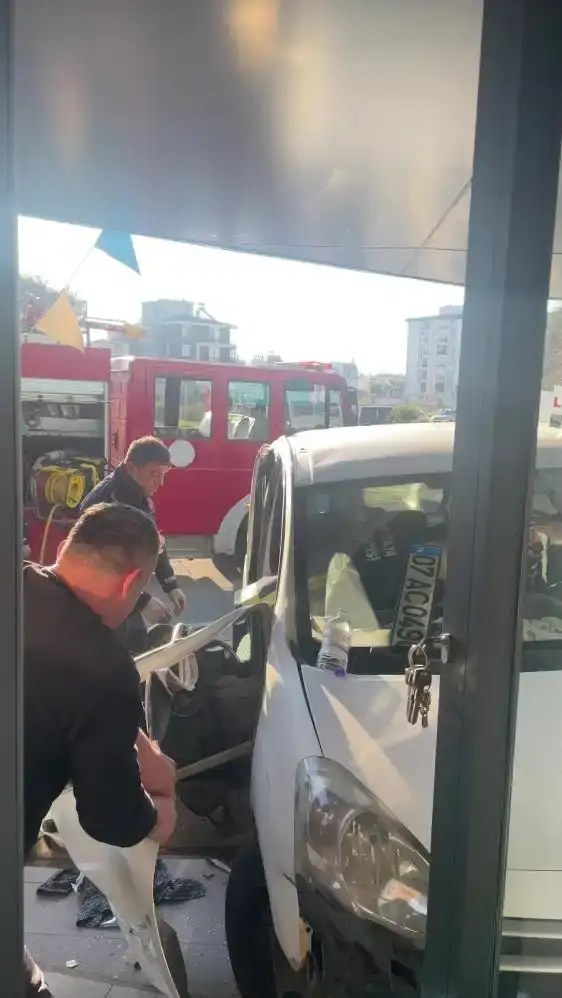 kepezde-facianin-esiginden-donuldu-aracin-altindan-kalmaktan-son-anda-kurtuldu