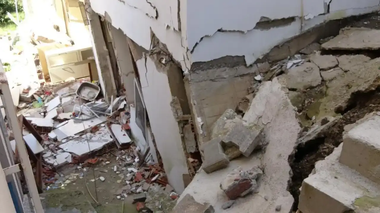 alanyada-saganak-sonrasi-heyelan-meydana-geldi-zemini-coken-3-bina-tahliye-edildi