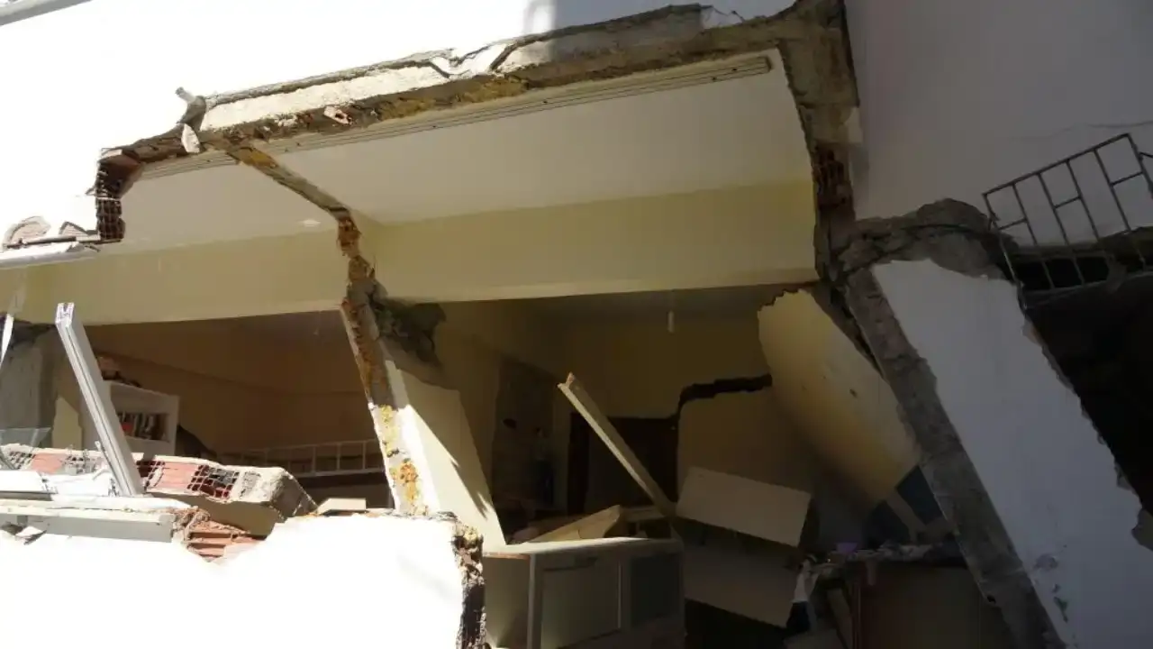 alanyada-saganak-sonrasi-heyelan-meydana-geldi-zemini-coken-3-bina-tahliye-edildi