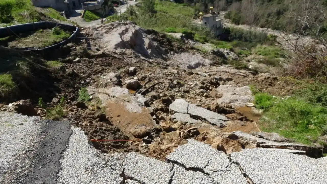 alanyada-saganak-sonrasi-heyelan-meydana-geldi-zemini-coken-3-bina-tahliye-edildi